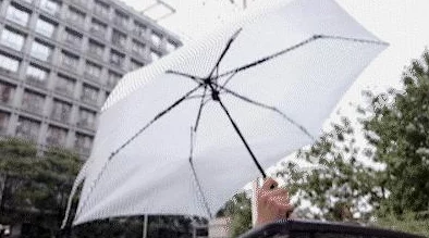 你晚上弄了好几个小雨伞知乎，气象局发布暴雨预警，提醒市民注意出行安全和防范措施